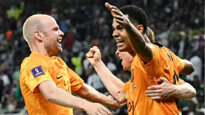 जश्न मनाते नीदरलैंड्स के खिलाड़ी