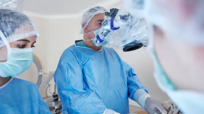 En una cirugía robótica se utilizan instrumentos quirúrgicos miniaturizados que pueden introducirse en varias pequeñas incisiones en el cuerpo.