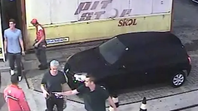 Los nadadores estadounidenses saliendo de la gasolinera.