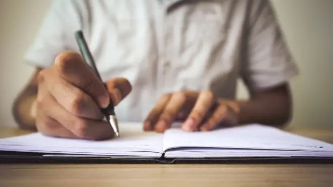 قال مسؤولون في مجال التعليم إن السؤال لم يدرج عن طريق الخطأ، بل كان الغرض منه تشجيع "الوعي النقدي"