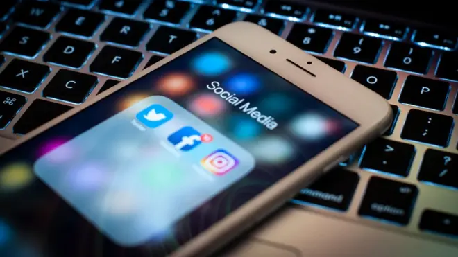 La niña se habría suicidado el lunes, horas después de haber publicado la encuesta en la red social.