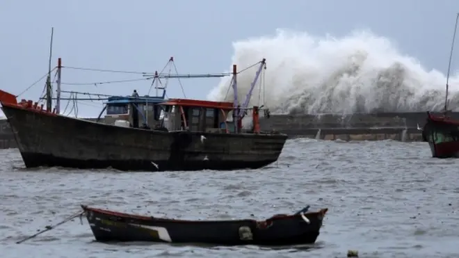 चक्रवाती तूफ़ान वायु के असर से समुद्र में ऊंची उठती लहरें