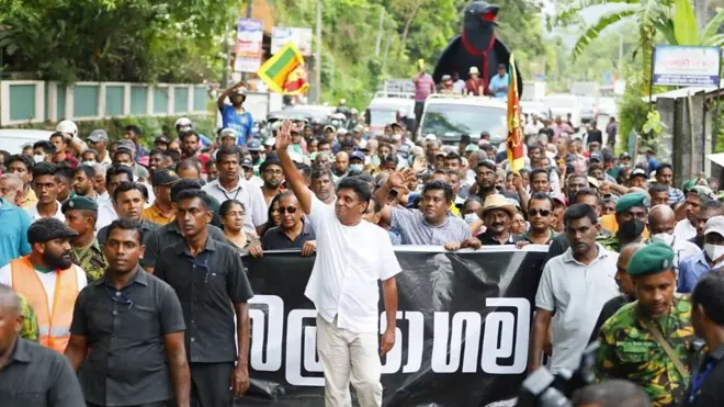 තර්ජන එල්ල වෙන බව විපක්ෂ නායක කියයි