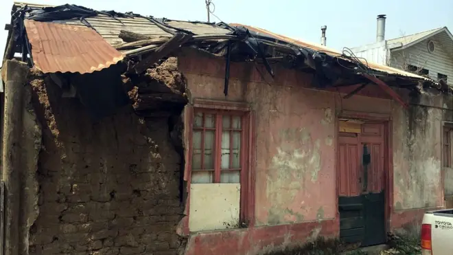 Aún hay casas al borde del derrumbe, a causa del fuerte sismo de 2010.