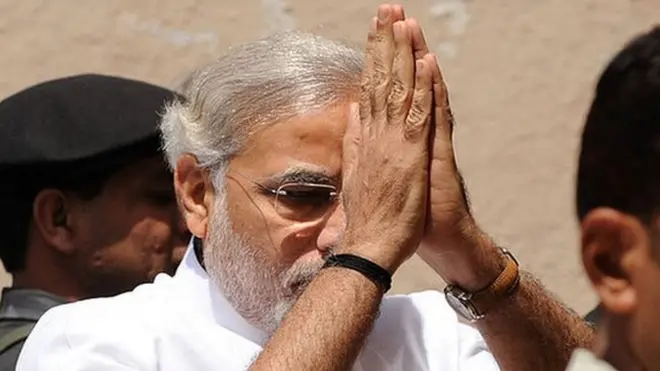 2010లో సుప్రీంకోర్టు ఏర్పాటు చేసిన సిట్ ముందు హాజరయ్యేందుకు వెళుతూ జర్నలిస్టులకు నమస్కారం చేస్తున్న నరేంద్ర మోదీ