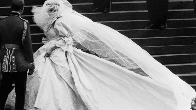 Princesa Diana entrando na igreja para se casar