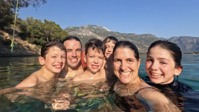 La familia se baña entre montañas en uno de sus viajes.