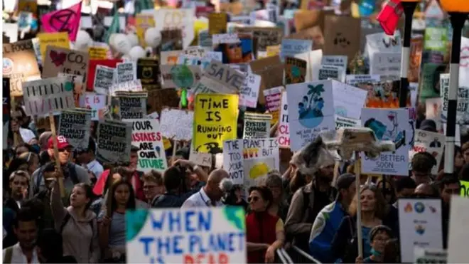 Böyük Britaniyanın hər yerindən iqlim dəyişikliyinə etiraz edən nümayişçilər paytaxt Londona axışır.