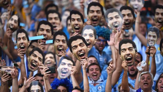 Uruguayos con máscaras de Suárez.