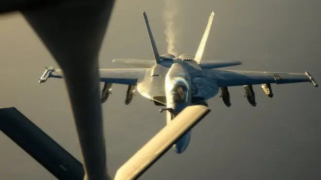 Самолеты ВВС США в небе над Сирией стали для России воздушными целями. На фото: самолет F-18E на дозаправке в воздухе после операции в Сирии