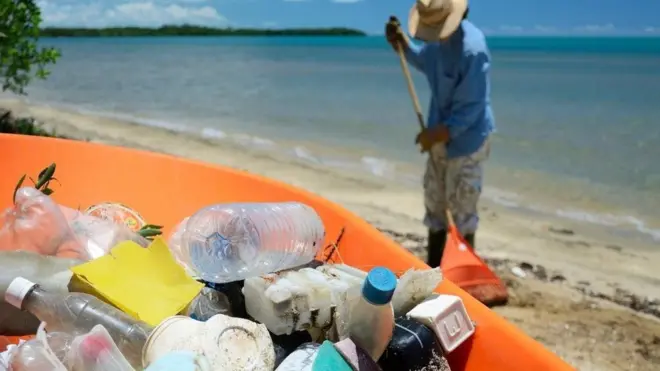 Tumpukan sampah plastik di pantai