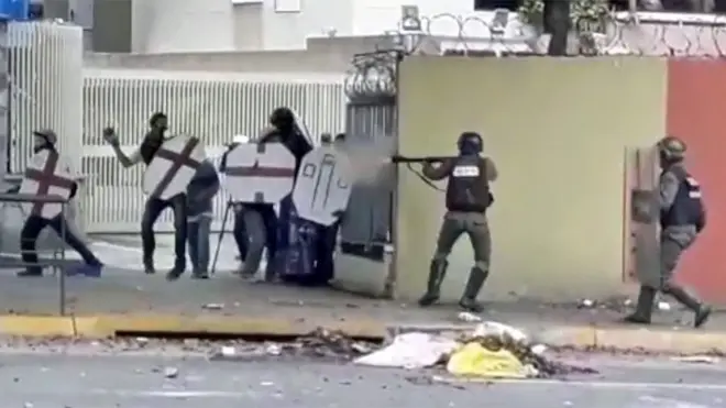 El momento en que el Guardia dispara la bomba lacrimógena a centímetros.