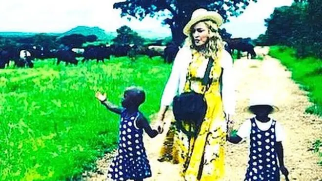 Мадонна подтвердила удочерение двух девочек из Малави, опубликовав фото в "Инстаграме"