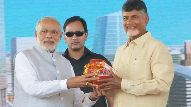 అమరావతి శంఖుస్థాపన సందర్భంగా చంద్రబాబు నాయుడుకు పార్లమెంటు మట్టి, యమునా నది నీళ్లు ఇచ్చారు ప్రధాని నరేంద్ర మోదీ