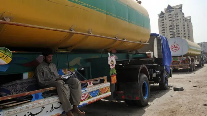 آل پاکستان آئل ٹینکر ایسوسی ایشن کی ہڑتال کے بعد لوگوں کو مشکلات کا سامنا