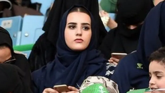 ሴቶች ለመጀመሪያ በሪሃድ ንጉስ ፋህድ ስታዲየም ተገኝተው ብሄራዊ ቀንን ማክበራቸው ከሃገሪቱ ወግ አጥባቂዎች የሰላ ትችት ገጥሞታል