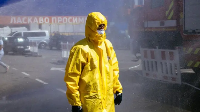 Un agente de rescate participa en un simulacro de accidente nuclear en Zaporiyia.