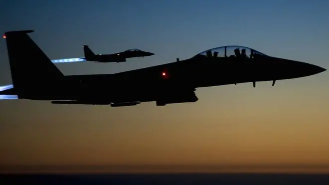 ایرانی میڈیا پر نشر ہونے والی فیٹیج میں دو طیاروں کو ایک جہاز کے ساتھ ساتھ اڑتے دیکھا جا سکتا ہے