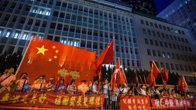 习近平访问香港期间，亲中人士打出欢迎横幅。