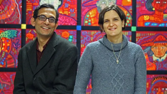 پروفیسوره ډوفلو او مېړه یې پروفیسور بنرجي د امریکا د ماسیچیوسز تکنالوژۍ انسټیټیوټ کې کار کوي