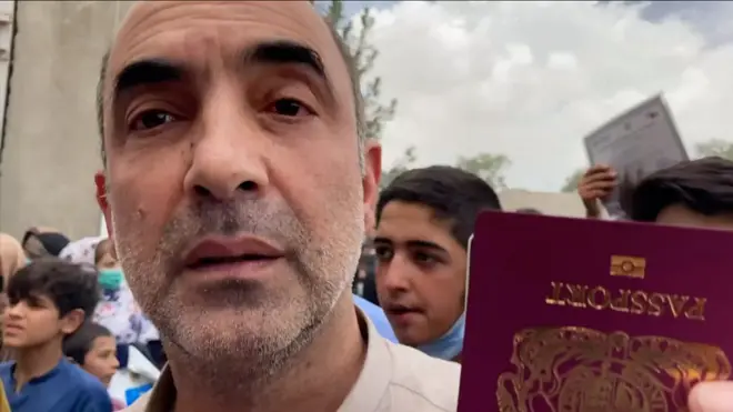 距塔利班接管阿富汗已過去一周，喀布爾機場仍然擠滿了大量渴望逃離該國的民眾。而對於那些留下來的民眾說，許多人對未來仍感到焦慮。