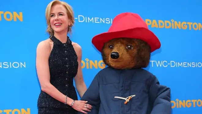 На премьере первого фильма "Паддингтон": Николь Кидман и плюшевая версия главного героя