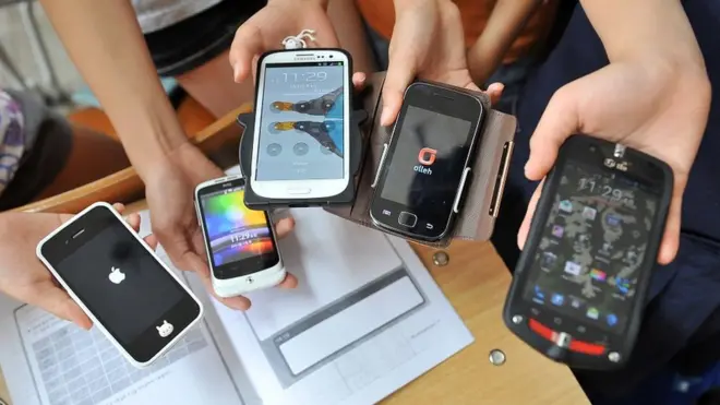 Da li će zabraniti korišćenje mobilnih telefona odlučuju same škole