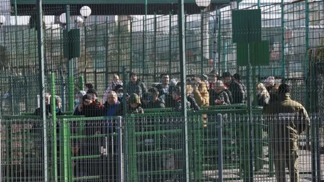 طابور من الأوكرانيين على الحدود بين أوكرانيا وبولندا