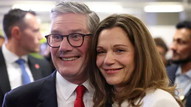 Kir Starmer sa suprugom Viktorijom posle pobede laburista na izborima u UK