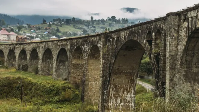 Віадук над річкою Прут у селищі Ворохта на Івано-Франківщині. Його довжина близько 200 метрів, збудований він наприкінці ХІХ століття. Фото: Аліна Кондратенко