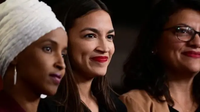 Anggota Kongres lhan Omar (kiri) dan Alexandria Ocasio-Cortez dan Rashida Tlaib yang menentang Trump setelah "disuruh pulang."
