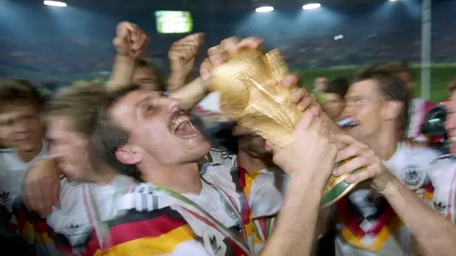 Alemania celebra por fin: después de perder dos finales seguidas, en Italia 90 se convirtió en campeón mundial por tecera vez en su historia.
