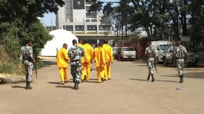 ተጠርጣሪዎቹ በፖሊስ ታጅበው ሲሄዱ