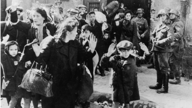 استسلام اليهود من الحي اليهودي في وارسو للجنود الألمان عام 1943