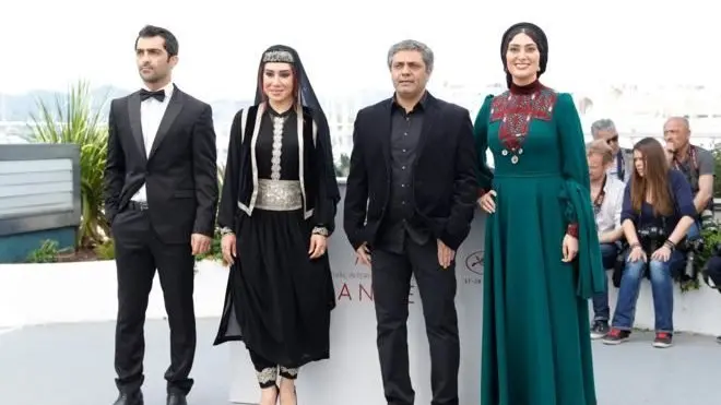 از راست به چپ: سودابه بیضایی، محمد رسولاف (کارگردان)، نسیم ادبی، و محمد اخلاقیراد در کن