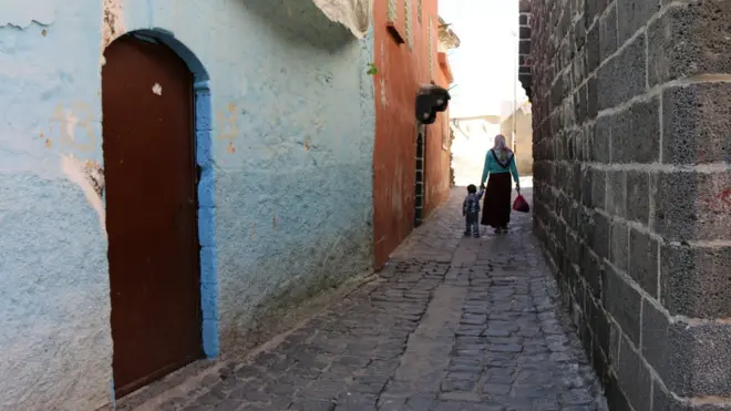 Sur'un diğer yakasında sokak