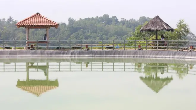 Di Desa Wisata Nglanggeran terdapat embung atau tampungan air yang digunakan untuk mengairi kebun buah. Berada di ketinggian 495 meter di atas permukaan laut, tempat ini cukup sejuk dan sangat pas untuk menikmati senja.