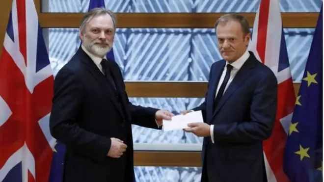 英国驻欧盟大使巴罗，向欧洲理事会主席图斯克，呈交首相特里莎·媒签署的脱欧信函