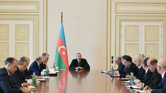 İlham Əliyev yanmış ticarət mərkəzi barədə müşavirə keçirib