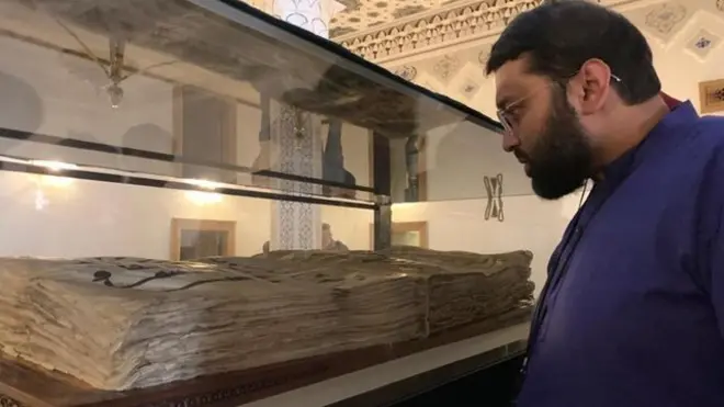 Шайх Ёсир Қозий Ҳазрати Имом мажмуасида Усмон(Р.А) Мусҳафини ўз кўзи билан кўришни 20 йилдан буён орзу қилганини ёзди.