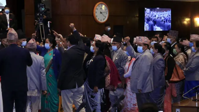 नाराबाजी गर्दै एमाले सांसदहरू