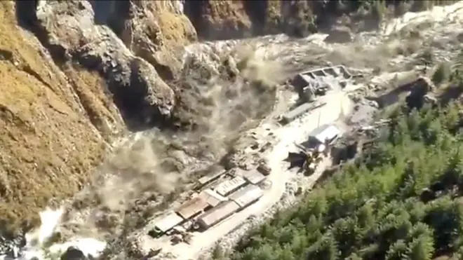 Setidaknya 150 orang belum diketahui nasibnya setelah bukit gletser Himalaya jatuh ke sungai sehingga menyebabkan banjir bandang di India bagian utara.