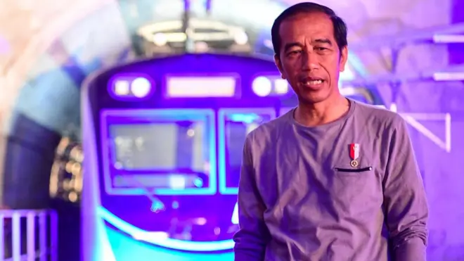 Presiden Jokowi saat mengecek langsung Stasiun MRT Bundaran HI menjelang peresmian, Minggu (24/03) pagi.