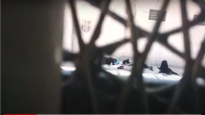 Лежащие на полу заключенные