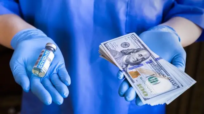 Саме реальні медики забезпечують людей "якісними" підробками. Віртуальні "менеджери" онлайн-каналів із продажу фейкових сертифікатів зникають одразу після передоплати, кинувши замовників на гроші.