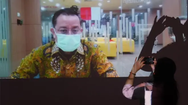 Terdakwa kasus korupsi Bansos COVID-19 Juliari Batubara mengikuti sidang secara virtual dilihat dari Gedung Merah Putih KPK di Jakarta, Senin (19/7/2021).