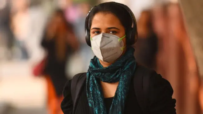 માસ્ક પહેરેલી યુવતી