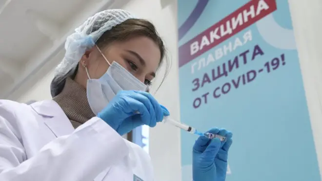 Медсестра набирает в шприц препарат "Гам-КОВИД-Вак"