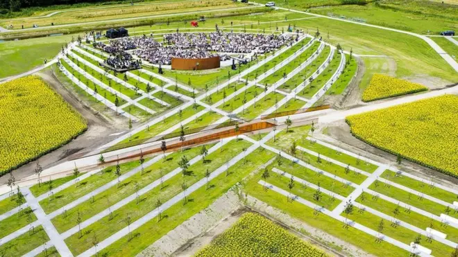 Монумент, що розташований поблизу амстердамського аеропорту Schiphol, складається з дерев. Якщо подивитись згори, вони формують траурну стрічку