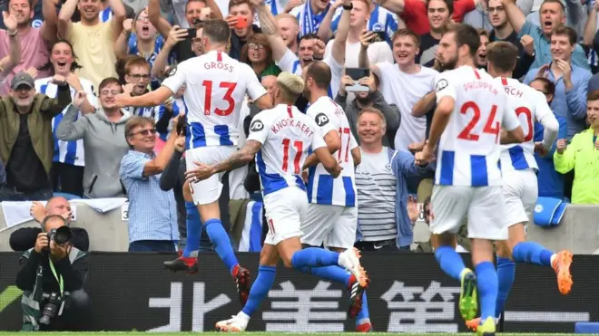 Les joueurs de Brighton exultent devant leurs supporters après leur 3e but.